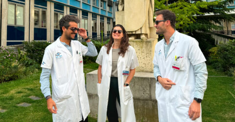 Le Dr Alexandre Majoulet en compagnie de deux collègues devant l'hôpital de 15-20. Les 3 personnes portent des lunettes de soleil pour se protéger des rayons ultraviolets, qui peuvent entrainer une photokératite.