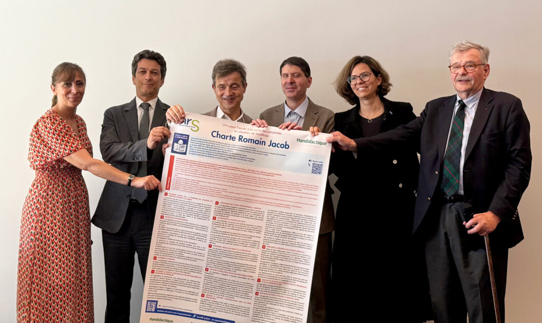 Sur la photo sont présent : Vesna Virijevic, Directrice d’Handidactique, Nicolas Péju, Directeur général de l'Hôpital des 15-20, Sylvain Nivard, Président de l'association Valentin Haüy, Bruno Koubi, Directeur de l'Institut Saint-Louis, Camille Galliard-Minier, Ministre déléguée chargée de l’Autonomie et des Personnes handicapées et Pascal Jacob, président de l’association Handidactique et fondateur de la charte